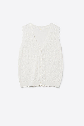 The Q2 Knitted Vest with Scalloped Edges- White